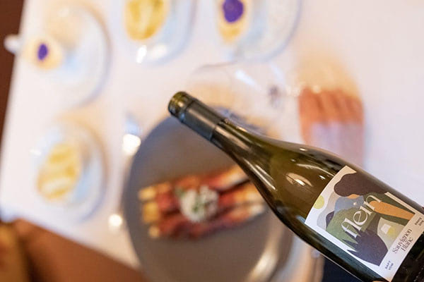 Flasche Wein ueber Teller